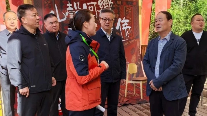 9月24日，集團(tuán)公司黨委書記、董事長(zhǎng)石培文率隊(duì)前往蘭州石佛溝景區(qū)進(jìn)行實(shí)地調(diào)研，并主持召開了專題座談會(huì)。集團(tuán)副總經(jīng)理謝昕，副總經(jīng)理兼蘭州市政集團(tuán)黨委書記、董事長(zhǎng)高文陽(yáng)，以及集團(tuán)相關(guān)子公司和部室負(fù)責(zé)人一同